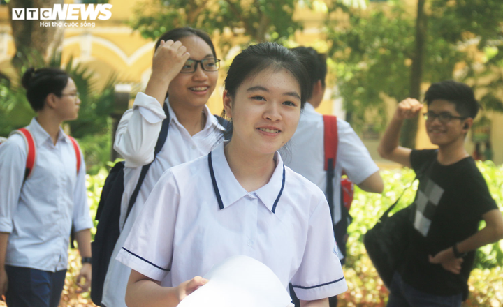 Sĩ tử rạng rỡ sau khi hoàn thành bài thi cuối cùng kỳ thi tuyển sinh vào lớp 10 - 7