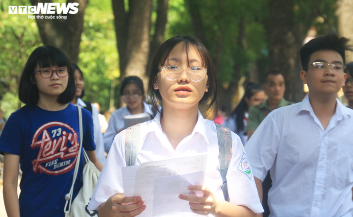 Sĩ tử rạng rỡ sau khi hoàn thành bài thi cuối cùng kỳ thi tuyển sinh vào lớp 10 - 12