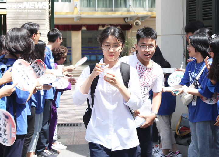 Sĩ tử rạng rỡ sau khi hoàn thành bài thi cuối cùng kỳ thi tuyển sinh vào lớp 10 - 8