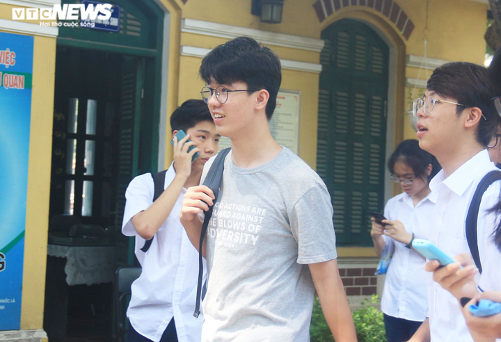 Sĩ tử rạng rỡ sau khi hoàn thành bài thi cuối cùng kỳ thi tuyển sinh vào lớp 10 - 9