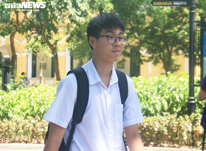 Sĩ tử rạng rỡ sau khi hoàn thành bài thi cuối cùng kỳ thi tuyển sinh vào lớp 10 - 10