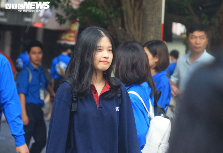 Sĩ tử rạng rỡ sau khi hoàn thành bài thi cuối cùng kỳ thi tuyển sinh vào lớp 10 - 3