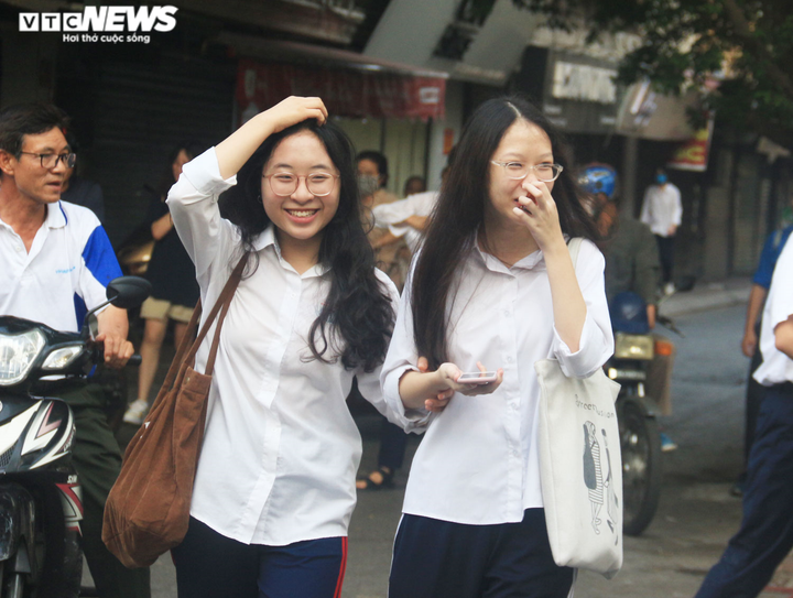 Sĩ tử rạng rỡ sau khi hoàn thành bài thi cuối cùng kỳ thi tuyển sinh vào lớp 10 - 1