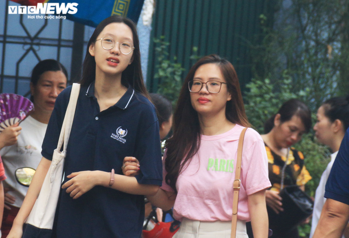 Sĩ tử rạng rỡ sau khi hoàn thành bài thi cuối cùng kỳ thi tuyển sinh vào lớp 10 - 13