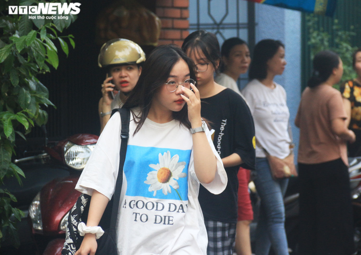 Sĩ tử rạng rỡ sau khi hoàn thành bài thi cuối cùng kỳ thi tuyển sinh vào lớp 10 - 6