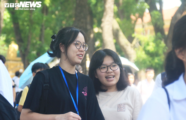 Sĩ tử rạng rỡ sau khi hoàn thành bài thi cuối cùng kỳ thi tuyển sinh vào lớp 10 - 2