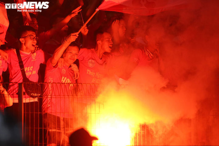 Hải Phòng yêu cầu xử nghiêm những kẻ đốt pháo sáng, gây rối trên khán đài - 1