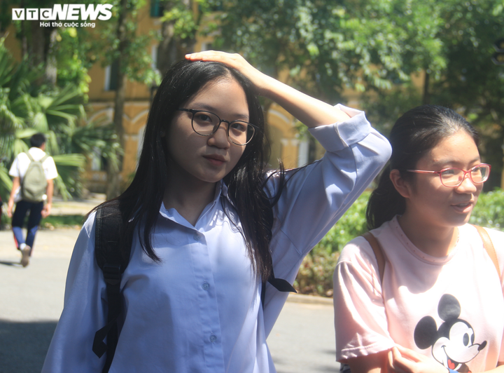 Sĩ tử rạng rỡ sau khi hoàn thành bài thi cuối cùng kỳ thi tuyển sinh vào lớp 10 - 11