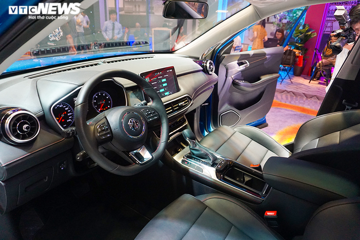 MG HS - mẫu xe SUV đối thủ của Hyundai Tucson, Mazda CX-5 có gì đặc biệt? - 8