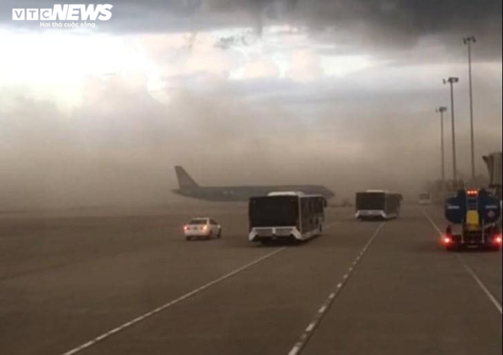 Bụi mù mịt che khuất cả tàu bay: Lãnh đạo sân bay Phú Bài nói gì? - 1