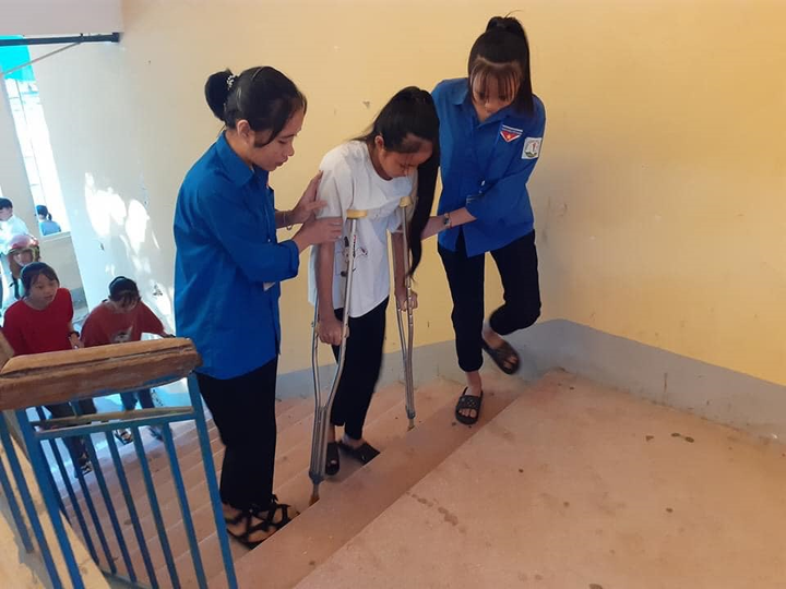 Thi vào lớp 10: Tình nguyện viên trợ giúp sĩ tử ngồi xe lăn - 4