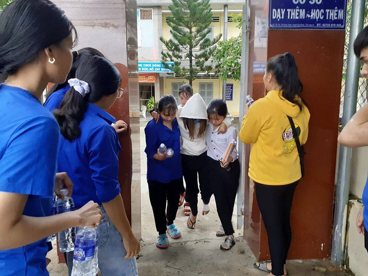 Thi vào lớp 10: Tình nguyện viên trợ giúp sĩ tử ngồi xe lăn - 3