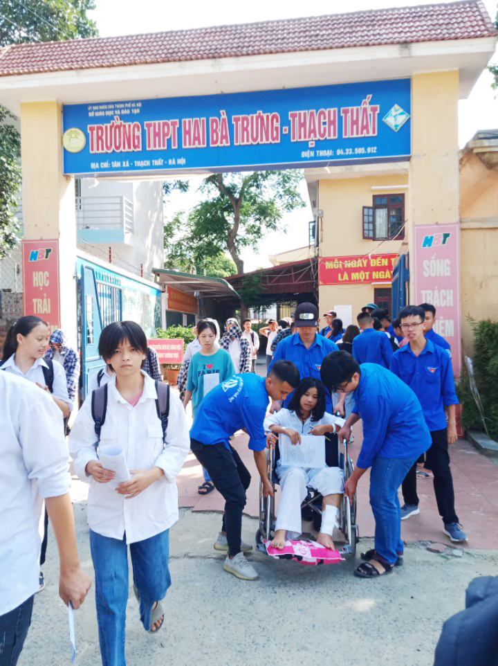Thi vào lớp 10: Tình nguyện viên trợ giúp sĩ tử ngồi xe lăn - 1