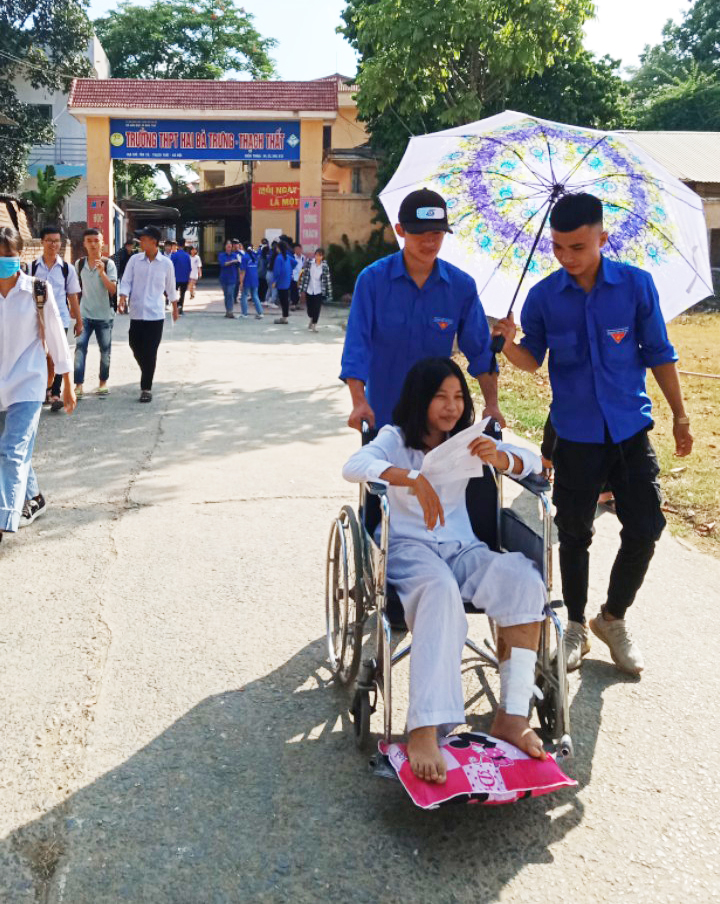 Thi vào lớp 10: Tình nguyện viên trợ giúp sĩ tử ngồi xe lăn - 2
