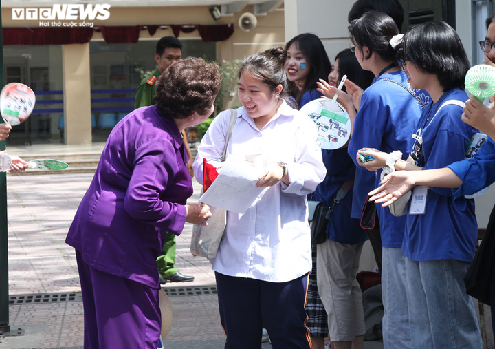 Đề Toán thi vào lớp 10 dễ, thí sinh nộp bài trước một tiếng - 2