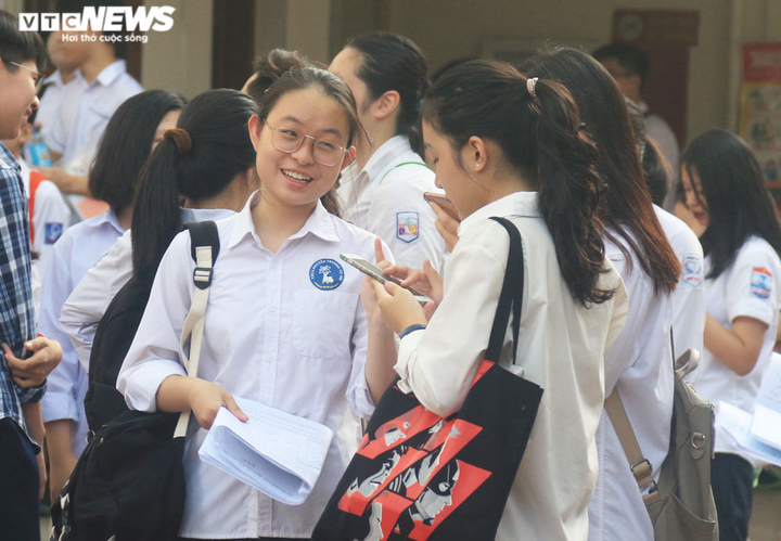 Thi lớp 10 ở Hà Nội: Thí sinh quên thẻ dự thi, dụng cụ môn Toán - 5