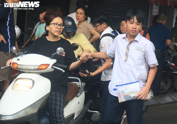 Thi lớp 10 ở Hà Nội: Thí sinh quên thẻ dự thi, dụng cụ môn Toán - 12