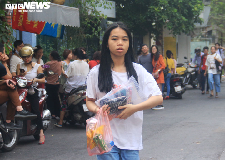 Thi lớp 10 ở Hà Nội: Thí sinh quên thẻ dự thi, dụng cụ môn Toán - 7