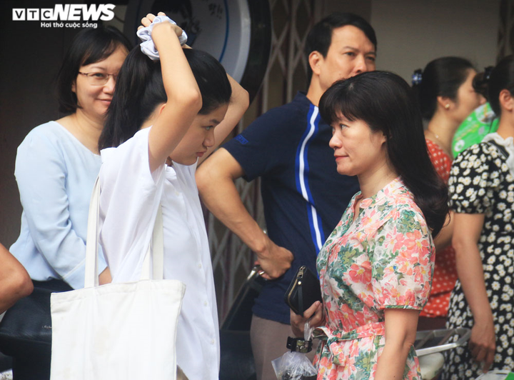 Thi lớp 10 ở Hà Nội: Thí sinh quên thẻ dự thi, dụng cụ môn Toán - 4