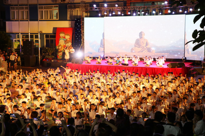 Ảnh: Trẻ tiểu học đón bình minh ở trường sau đại nhạc hội cuối năm học - 9