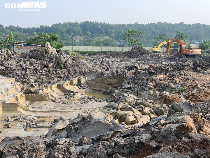 Công ty ở Bắc Ninh ngang nhiên múc trộm đất sét, chính quyền xử lý ra sao? - 1