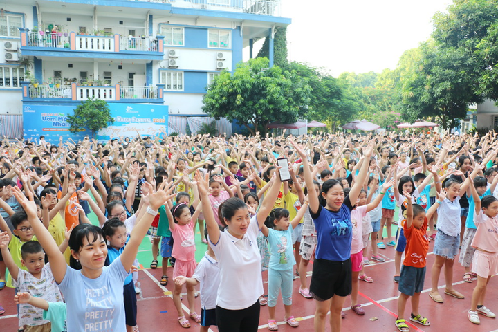Ảnh: Trẻ tiểu học đón bình minh ở trường sau đại nhạc hội cuối năm học - 10