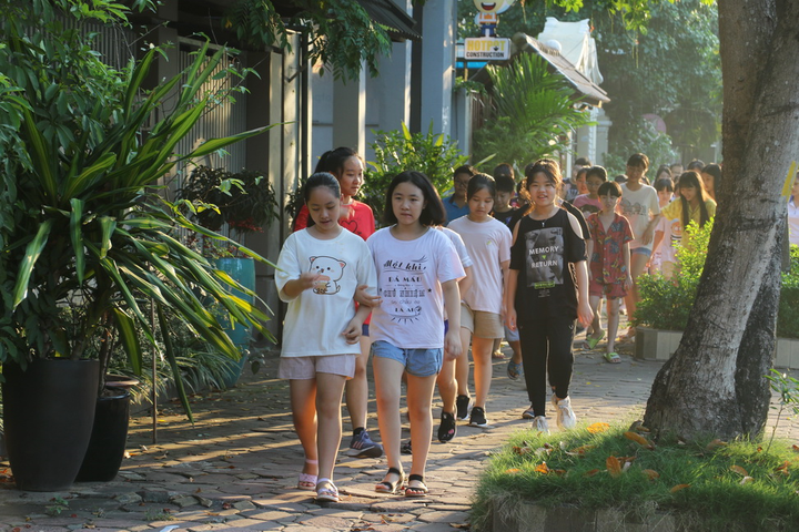 Ảnh: Trẻ tiểu học đón bình minh ở trường sau đại nhạc hội cuối năm học - 11