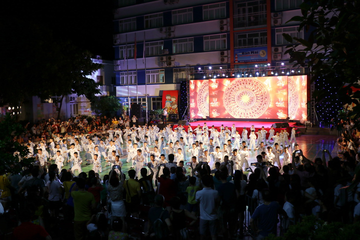 Ảnh: Trẻ tiểu học đón bình minh ở trường sau đại nhạc hội cuối năm học - 3