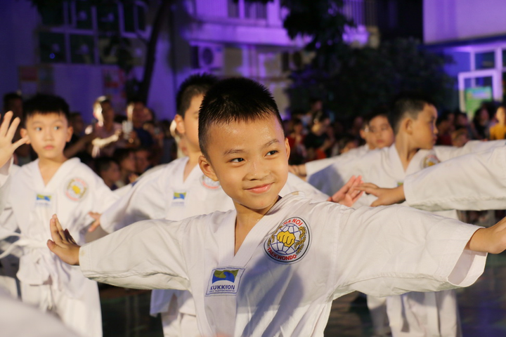 Ảnh: Trẻ tiểu học đón bình minh ở trường sau đại nhạc hội cuối năm học - 4