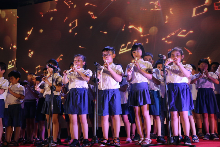 Ảnh: Trẻ tiểu học đón bình minh ở trường sau đại nhạc hội cuối năm học - 6