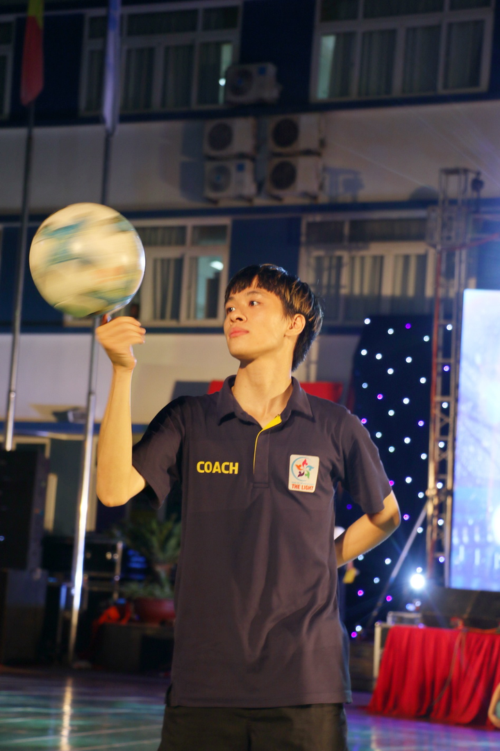 Ảnh: Trẻ tiểu học đón bình minh ở trường sau đại nhạc hội cuối năm học - 7