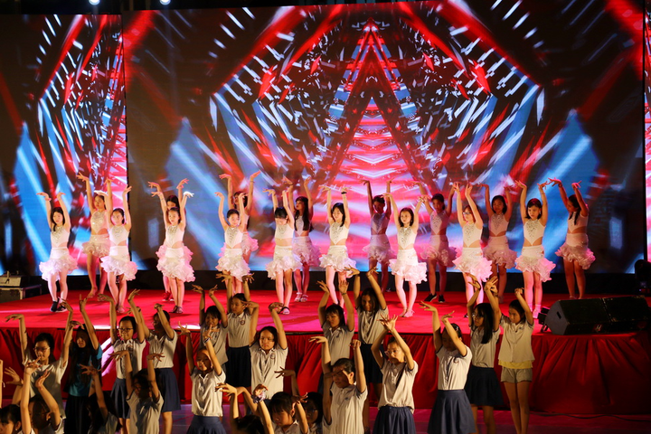 Ảnh: Trẻ tiểu học đón bình minh ở trường sau đại nhạc hội cuối năm học - 8