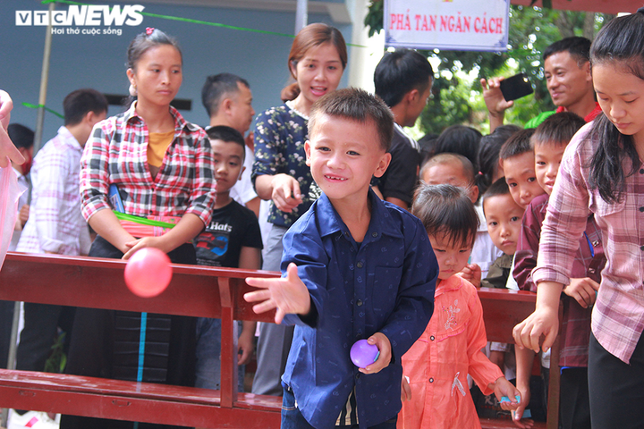 Ảnh: Trẻ em vùng cao Sơn La tham gia trò chơi trong mùa lễ hội - 7