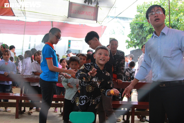Ảnh: Trẻ em vùng cao Sơn La tham gia trò chơi trong mùa lễ hội - 4