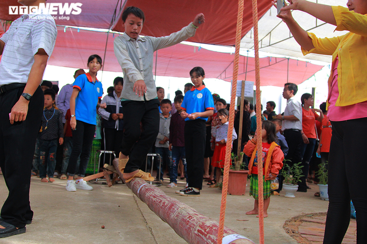 Ảnh: Trẻ em vùng cao Sơn La tham gia trò chơi trong mùa lễ hội - 6