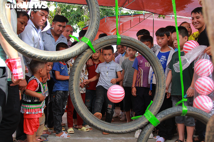 Ảnh: Trẻ em vùng cao Sơn La tham gia trò chơi trong mùa lễ hội - 5