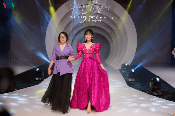 Lynk Lee mặc đầm lộng lẫy diễn vedette cho show thời trang - 1