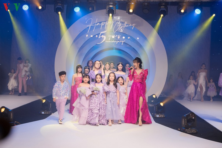 Lynk Lee mặc đầm lộng lẫy diễn vedette cho show thời trang - 10