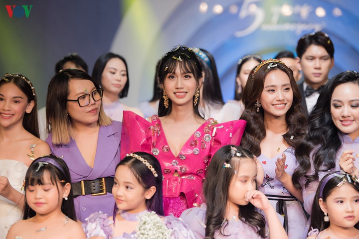 Lynk Lee mặc đầm lộng lẫy diễn vedette cho show thời trang - 2