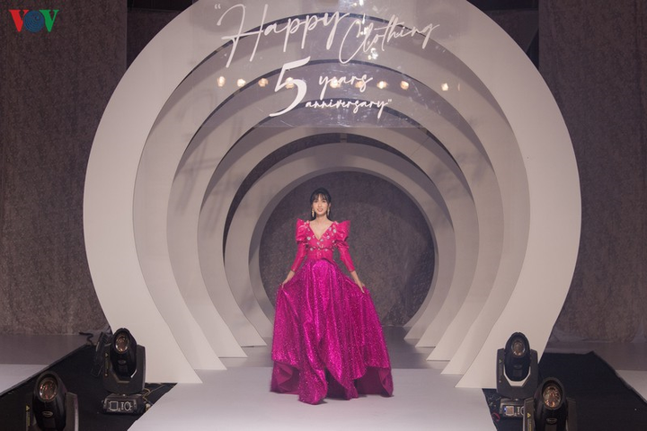 Lynk Lee mặc đầm lộng lẫy diễn vedette cho show thời trang - 3