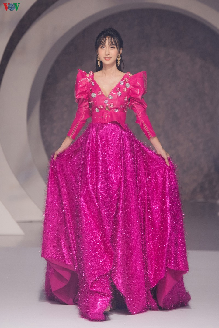 Lynk Lee mặc đầm lộng lẫy diễn vedette cho show thời trang - 4