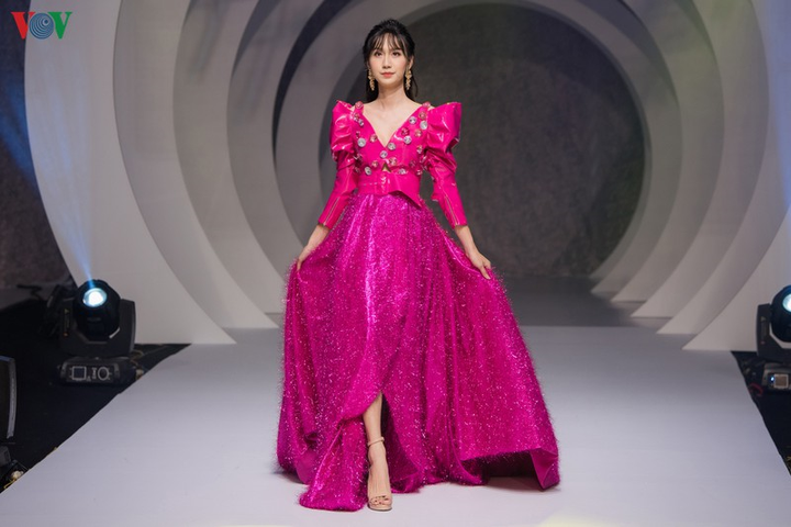 Lynk Lee mặc đầm lộng lẫy diễn vedette cho show thời trang - 5