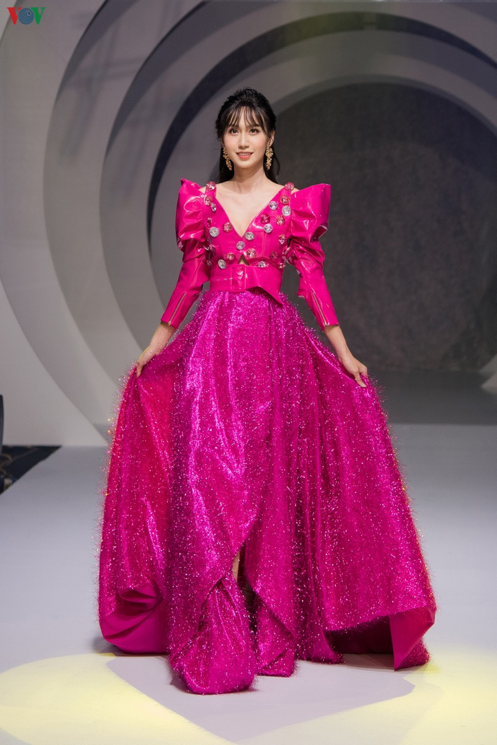 Lynk Lee mặc đầm lộng lẫy diễn vedette cho show thời trang - 6