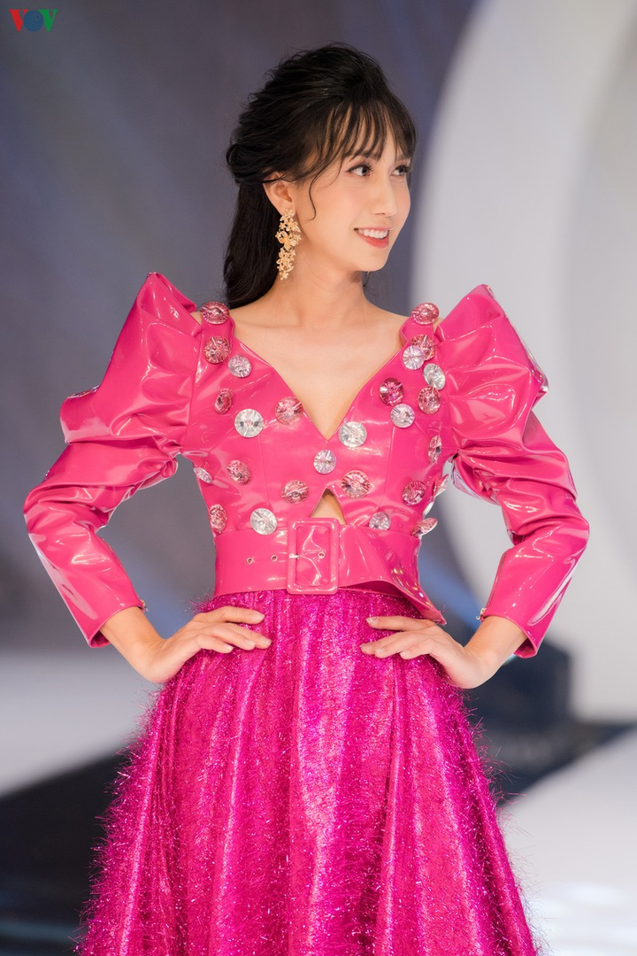 Lynk Lee mặc đầm lộng lẫy diễn vedette cho show thời trang - 7
