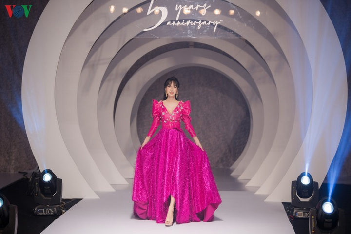 Lynk Lee mặc đầm lộng lẫy diễn vedette cho show thời trang - 8