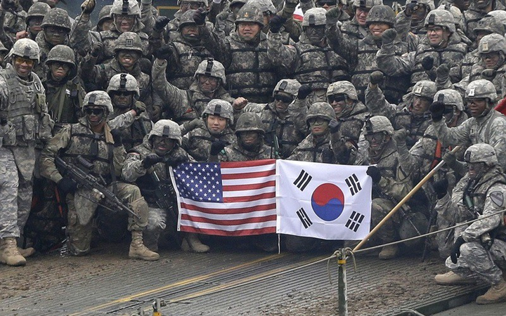 COVID-19: Quân đội Mỹ dỡ bỏ hạn chế đi lại ở Hàn, siết chặt ở Nhật - 1