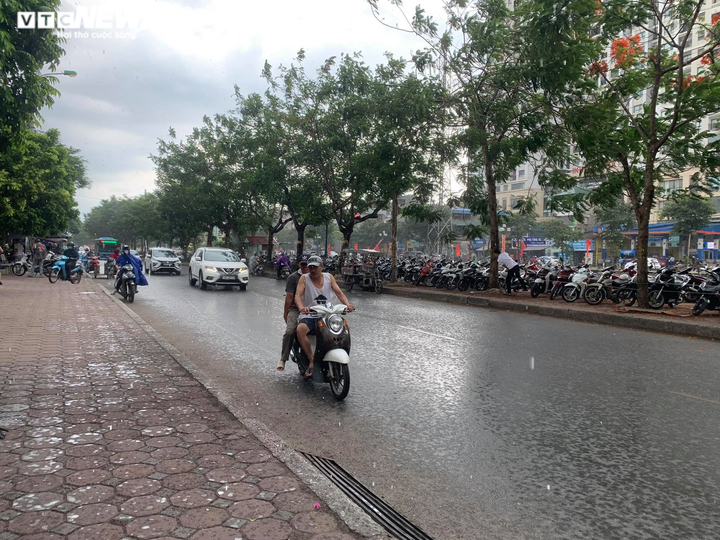 Hà Nội đón mưa rào giải nhiệt sau chuỗi ngày nắng nóng kéo dài - 2