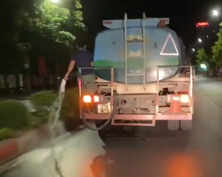 Nhân viên tưới cây trên đường vô trách nhiệm: Giám đốc công ty cây xanh nói gì? - 1