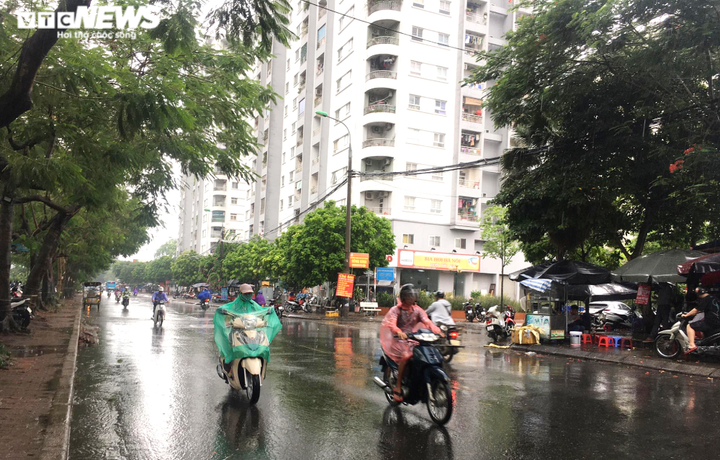Hà Nội đón mưa rào giải nhiệt sau chuỗi ngày nắng nóng kéo dài - 6