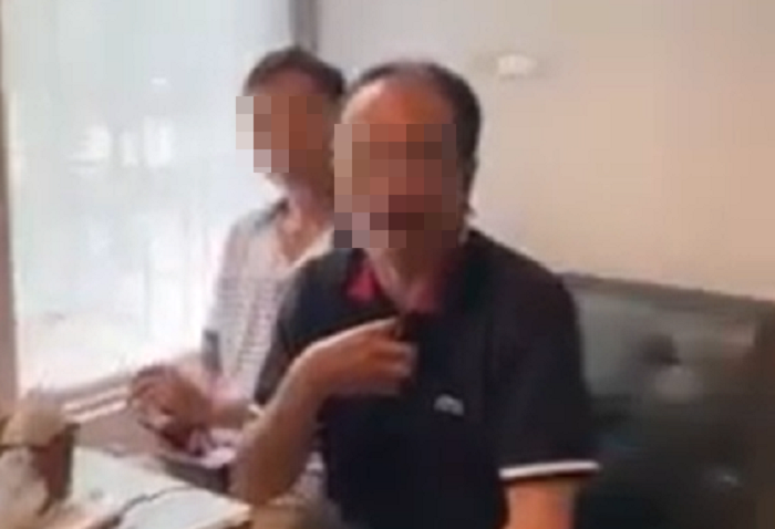 Tự nhận vô học để hút thuốc nơi bị cấm, 2 'ông chú' khiến dân mạng cạn lời - 1